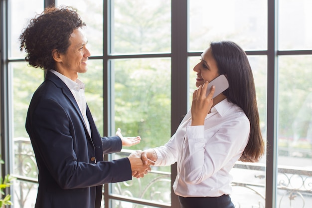 Photo cheerful business partners concluding deal