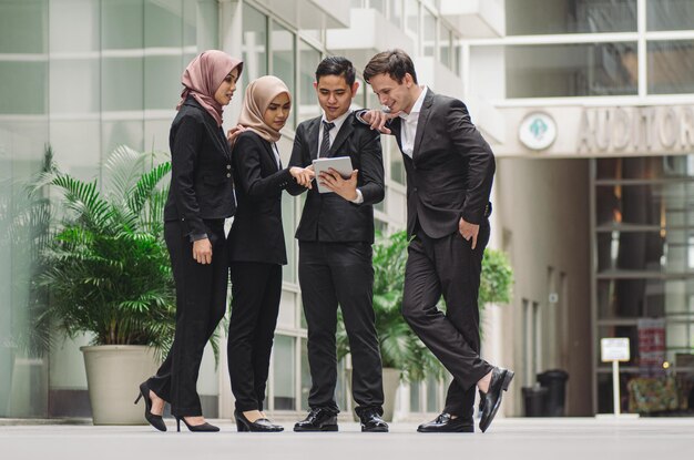 Photo cheerful business people standing outdoors