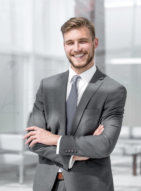 Photo cheerful businessman with arms folded looking at the camera