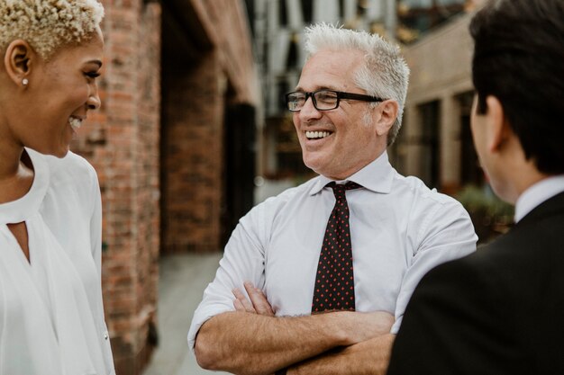 Photo cheerful businesspeople having a conversation