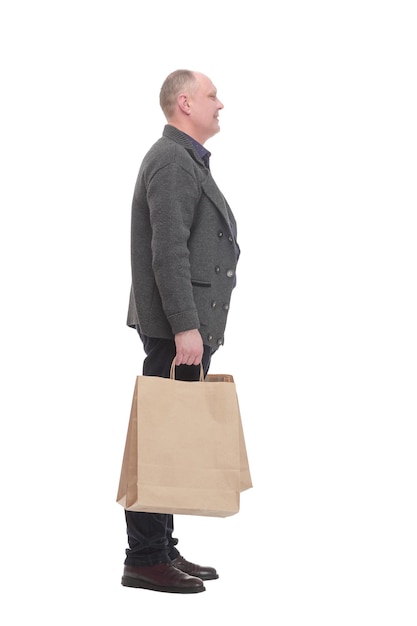 Веселый случайный мужчина с сумками для покупок на белом фоне