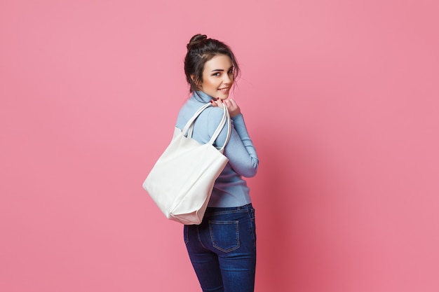 Photo cheerful casual woman with bag