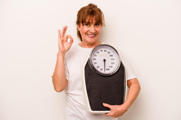 Photo cheerful and confident showing ok gesture