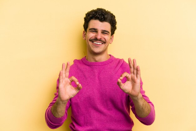Photo cheerful and confident showing ok gesture
