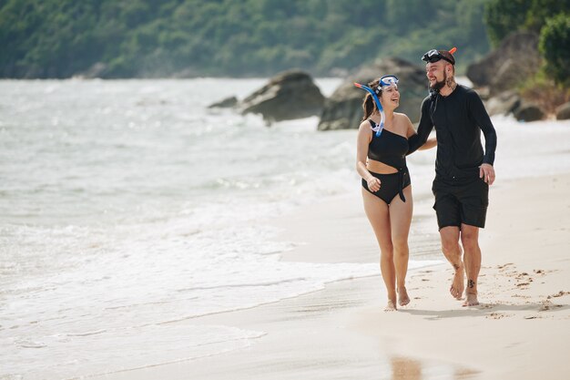 Coppie allegre sulla spiaggia