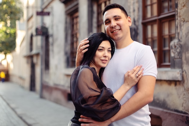 Photo cheerful couple having fun on summer vacation