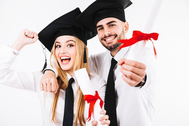 Photo cheerful couple with diplomas