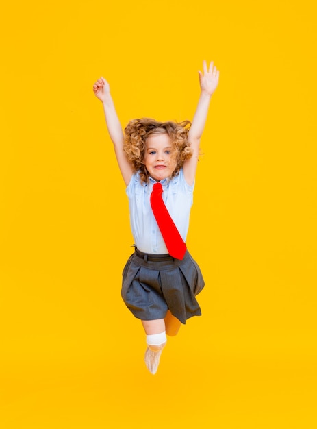 Bambina allegra e geniale positiva con i capelli ricci