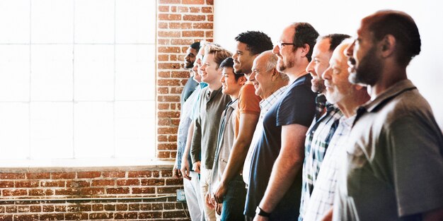 Photo cheerful diverse men standing in a row social banner