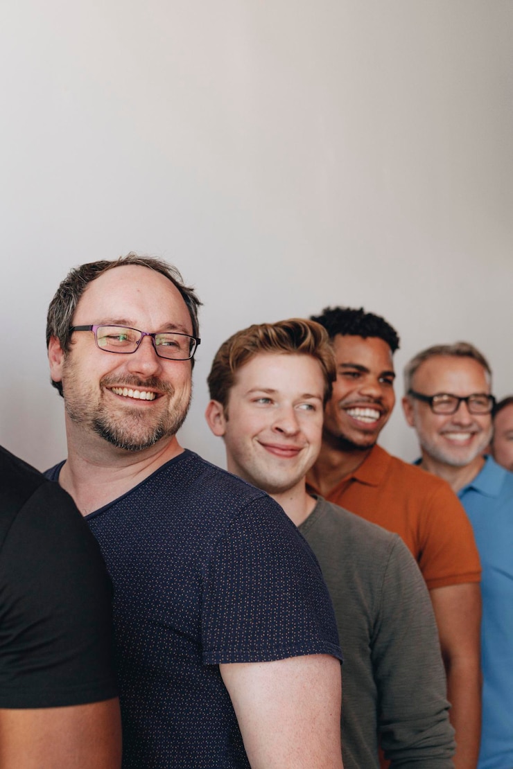 Photo cheerful diverse men standing in a row