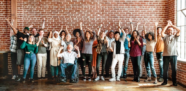 Photo cheerful diverse people in a workshop