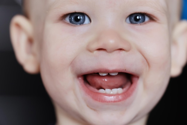 赤ちゃんの笑顔の陽気な感情的な肖像画