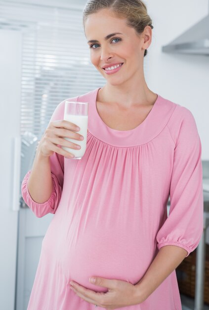 朗らかな女性が牛乳を飲む