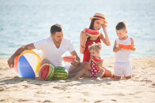 Famiglia allegra sulla spiaggia. famiglia in vacanza