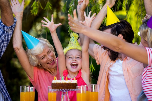 Веселая семья празднует день рождения на дворе