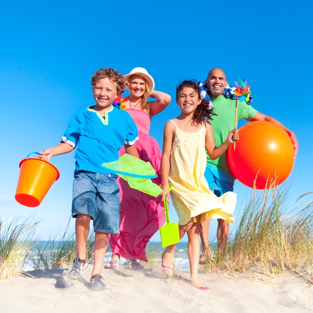 Famiglia allegra che si diverte in spiaggia