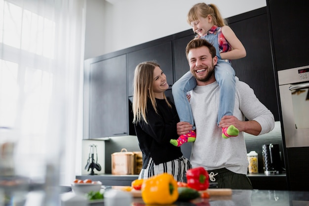 Foto famiglia allegra in cucina