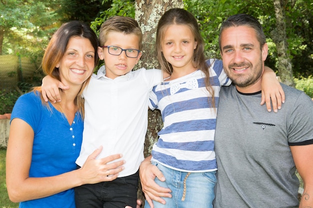 Foto famiglia allegra nel parco durante il fine settimana soleggiato