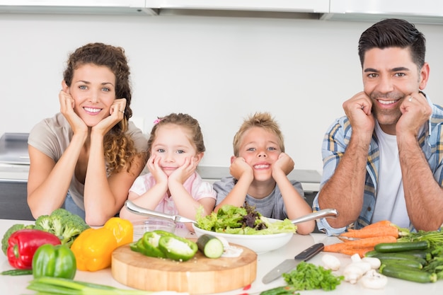 Foto famiglia allegra che prepara insieme le verdure