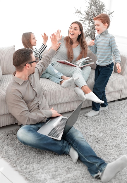 Photo cheerful family spends their leisure time in their living room