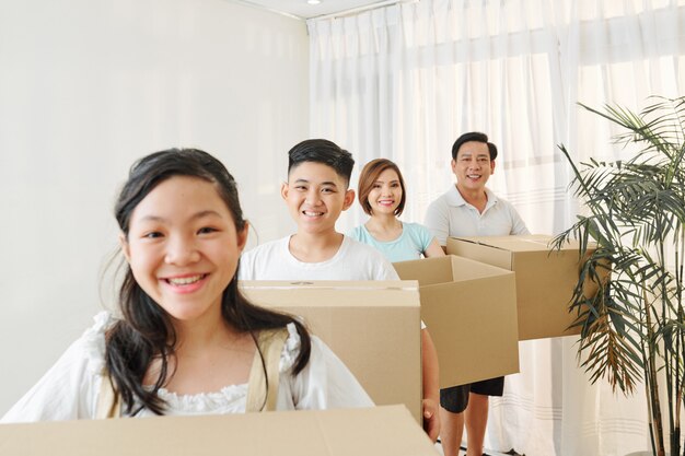 Photo cheerful family with cardboard boxes