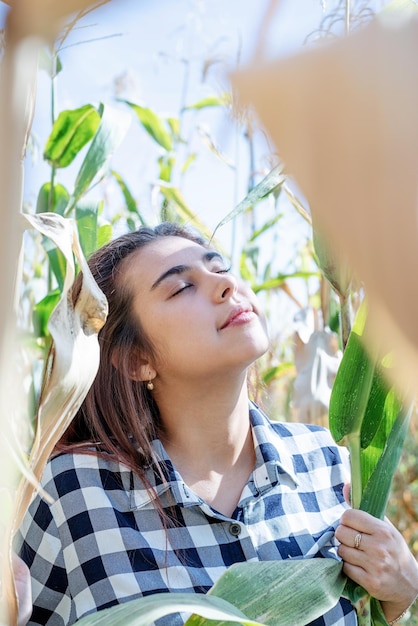 Donna caucasica femminile allegra nel raccolto di mais