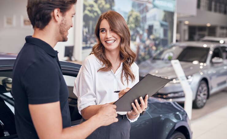 Photo cheerful female dealer talking with client