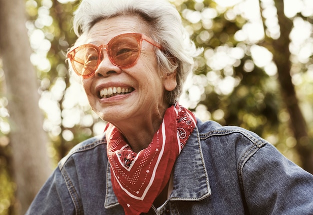 Photo a cheerful female elderly in denim jacket