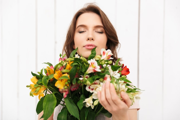 花と立っている陽気な花屋女性