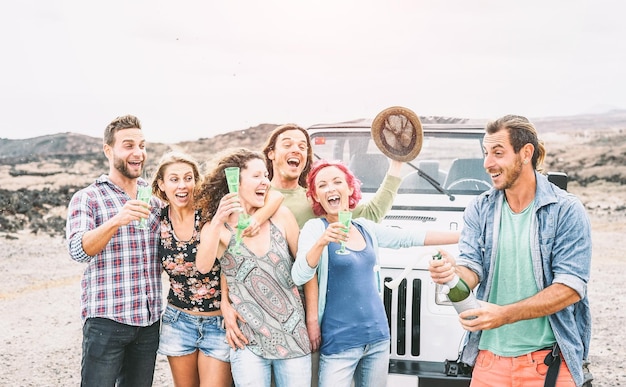 Photo cheerful friends in car against the sky