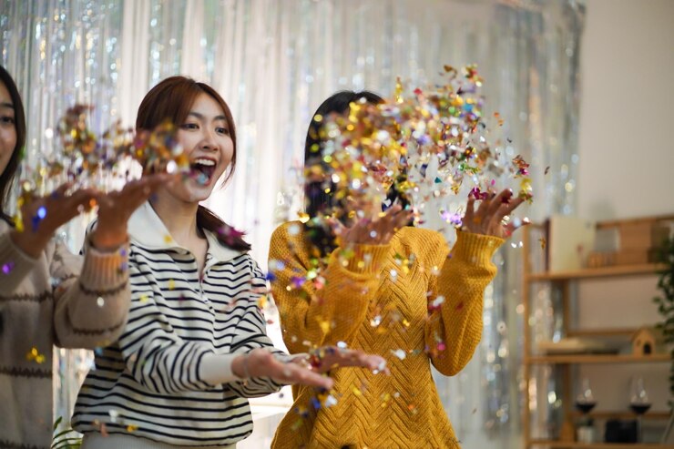 Photo 歡樂的朋友在家享受生日假期派對 亞洲朋友慶祝聖誕節或元旦派對