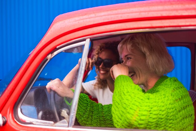 Photo cheerful friends enjoying road trip in car