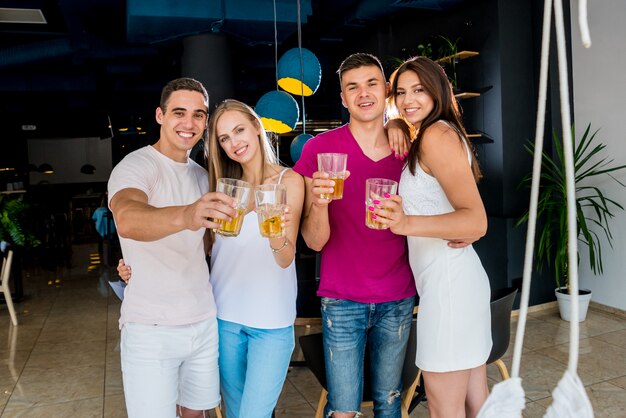 Foto amici allegri nel pub. bere birra, parlare, divertirsi.