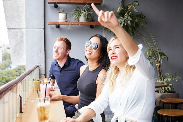 Photo cheerful friends resting in cafe