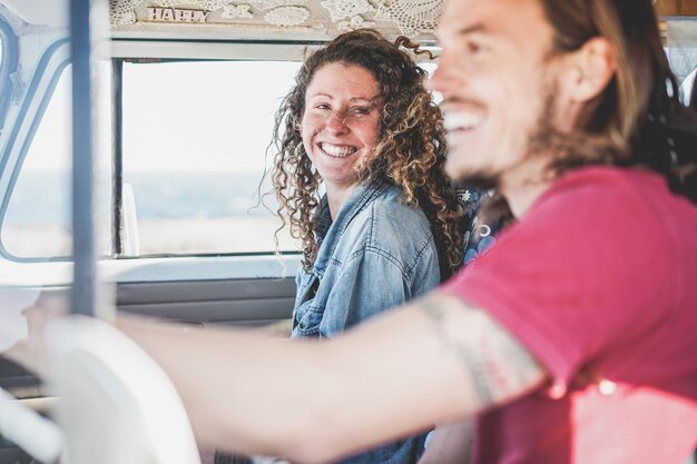 Photo cheerful friends traveling in vehicle