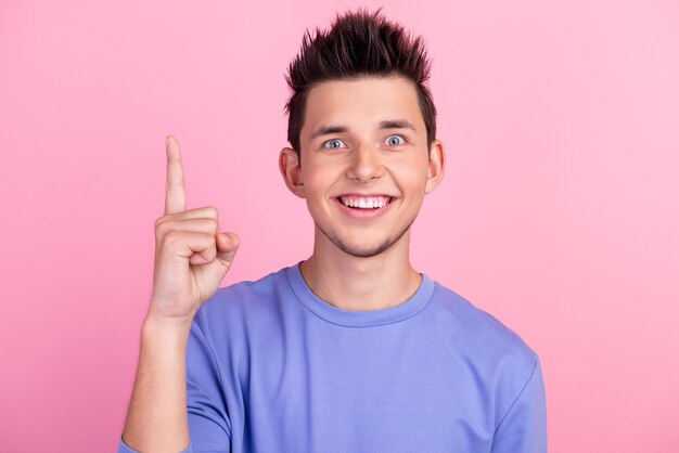 Cheerful genius geek nerd freelancer man raise finger have idea isolated on pastel color background