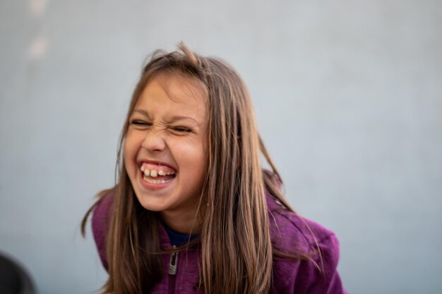 Photo cheerful girl against wall