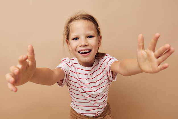 Photo cheerful girl in a striped tshirt gestures with her hands