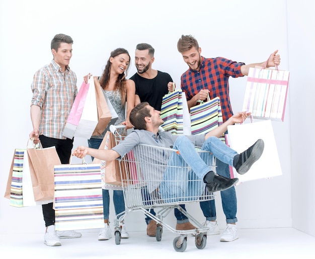 ショッピングバッグを持つ若者の陽気なグループ