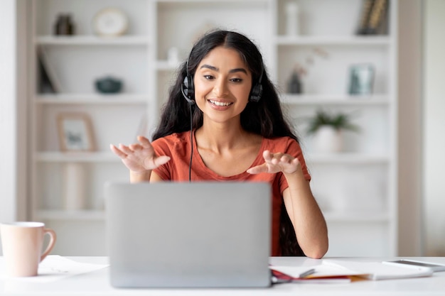 Photo cheerful indian woman teacher having virtual lesson with students