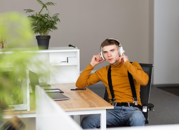 Professionista it allegro al lavoro giovane uomo sorridente