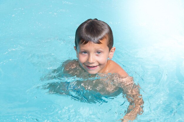 家のプールで陽気な男の子