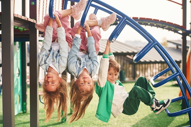 Foto bambini allegri si divertono sul parco giochi