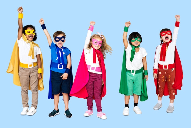 Photo cheerful kids wearing superhero costumes