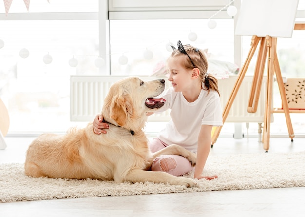 Веселая маленькая девочка с милой собакой
