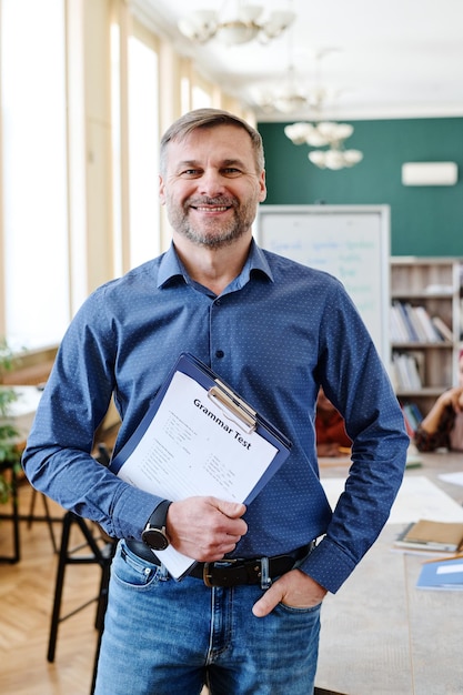 Photo cheerful male teacher portrait