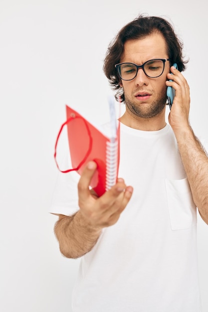 写真 電話で話している陽気な男赤いメモ帳孤立した背景