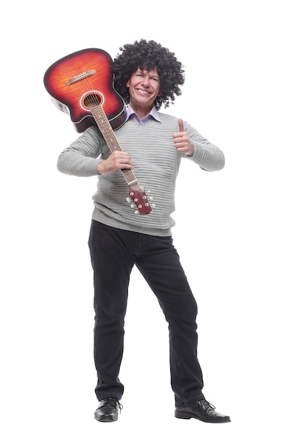 Foto uomo allegro con una chitarra. isolato su un bianco