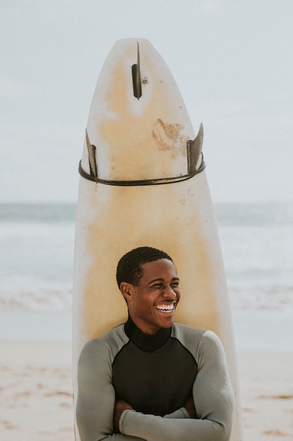 Photo cheerful man with a surfboard