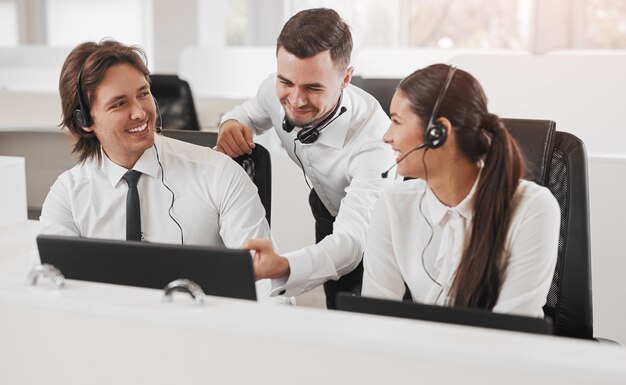 Photo cheerful manager helping colleagues in office